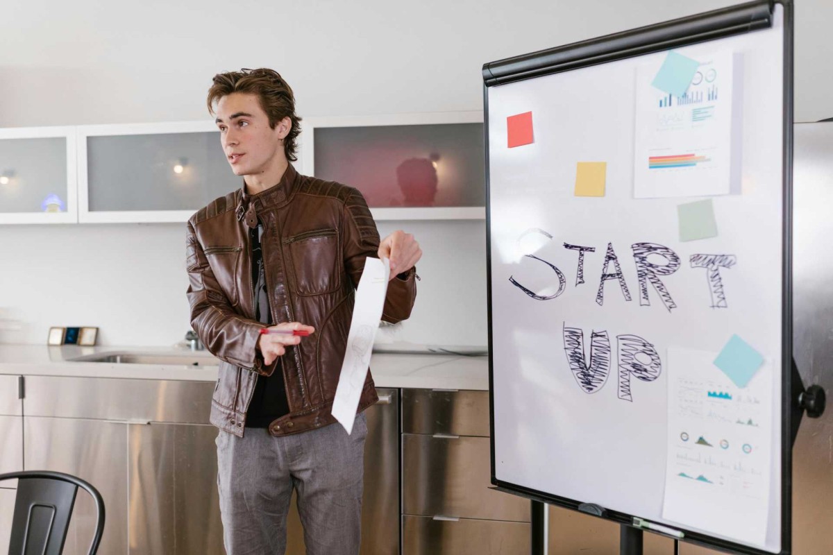Student entrepreneur presenting a startup idea during a pitch session